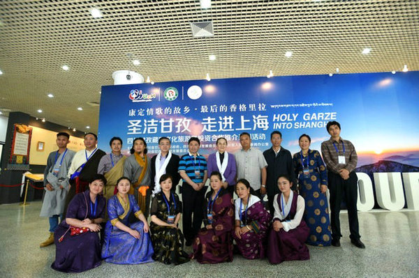 ཀྲའོ་ཝུན་གྱིས་དྭངས་གཙང་གི་དཀར་མཛེས་ཧྲང་ཧེ་རུ་བསྐྱོད་པ་ཅེས་པའི་འགྲེམ་སྟོན་ཁང་དུ་གཟིགས་ཞིབ་གནང་།