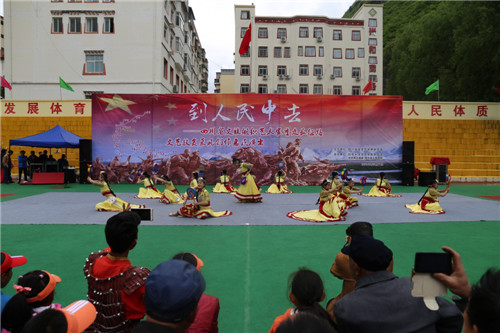 སྒྱུ་རྩལ་པ་བརྒྱ་ལྷག་གིས་ཁྲོ་ཆུ་རྫོང་དུ་རིག་རྩལ་འཁྲབ་སྟོན་གྱི་ལམ་ནས་དབུལ་སྐྱོར་བྱེད་སྒོ་སྤེལ།