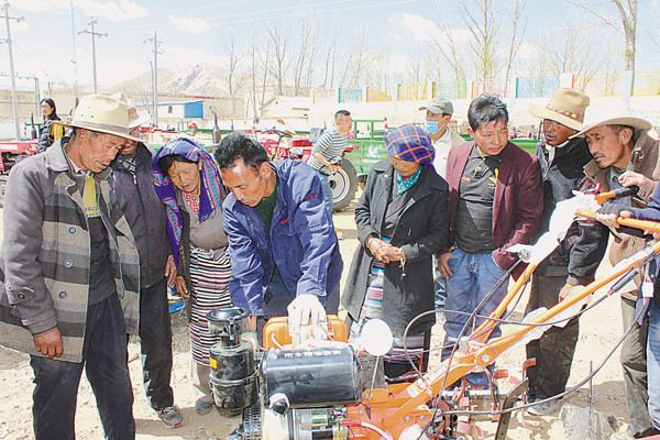 སྙེ་མོ་རྫོང་གིས་གནད་སྨིན་དབུལ་སྐྱོར་གྱི་ཡིག་ཚགས་ཐོ་འགོད་དང་དབུལ་ཕོངས་ཁྱིམ་དུད་ལ་ཞིང་ལས་འཕྲུལ་ཆས་གཤམ་སྤྲད་གནང་།