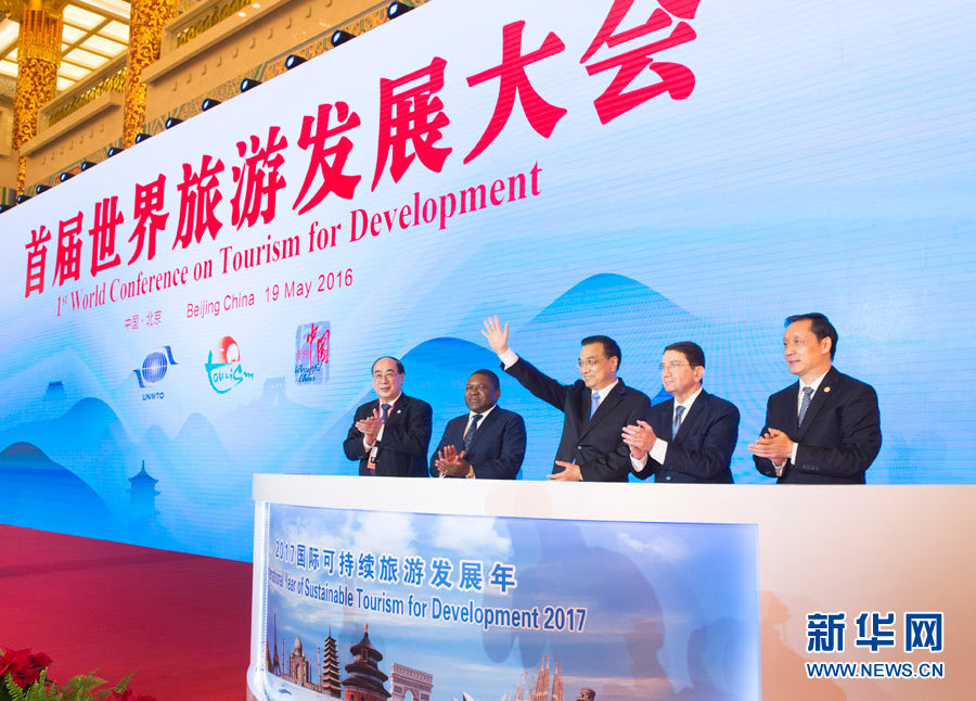 ལི་ཁེ་ཆང་སྐབས་དང་པོའི་འཛམ་གླིང་ཡུལ་སྐོར་འཕེལ་རྒྱས་ཚོགས་ཆེན་གྱི་འགོ་ཚུགས་མཛད་སྒོར་ཞུགས་པར་མ་ཟད་ཤིས་ཚིག་ཕུལ།