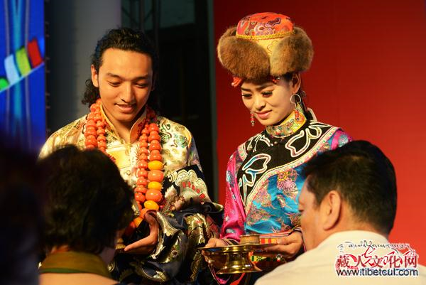 ཀན་ལྷོའི་བོད་ཀྱི་རིག་གནས་ཐོག་དང་པོར་པེ་ཅིང་རྒྱལ་སྤྱིའི་ཡུལ་སྐོར་བཤམས་སྟོན་ཚོགས་ཆེན་ཐོག་འགྲེམ་སྟོན་བྱས།