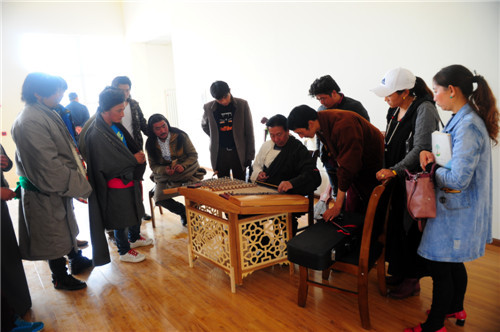 ཧུང་ཡོན་རྫོང་གི་སྐབས་གཉིས་པའི་དམངས་ཁྲོད་སྲོལ་རྒྱུན་རོལ་ཚོགས་ཀྱི་གསོ་སྦྱོང་འཛིན་གྲྭའི་སློབ་འགོ་ཚུགས་པ།