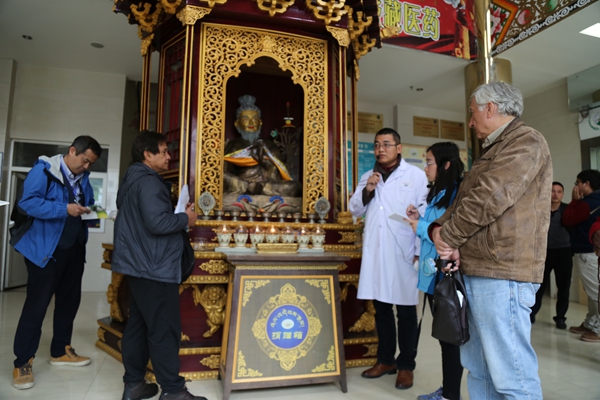 ཕྱི་རྒྱལ་གྱི་སྨྱན་སྦྱོར་གཙོ་བོ་ཁག་གི་གསར་འགོད་ཚོགས་པ་དཀར་མཛེས་བོད་ཁུལ་དུ་བཅར་འདྲི་གནང་བར་ཕེབས་པ། པར་རིས།