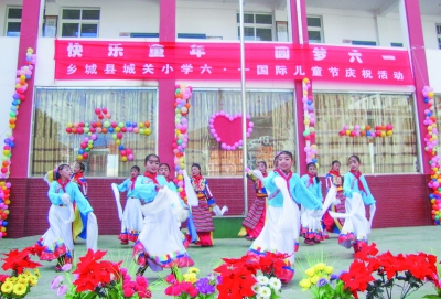 དཀར་མཛེས་ཁུལ་ས་གནས་ཁག་གིས་དྲུག་གཅིག་བྱིས་པའི་དུས་ཆེན་བསུ་བའི་བྱེད་སྒོ་སྤེལ་བ།（པར་རིས།）
