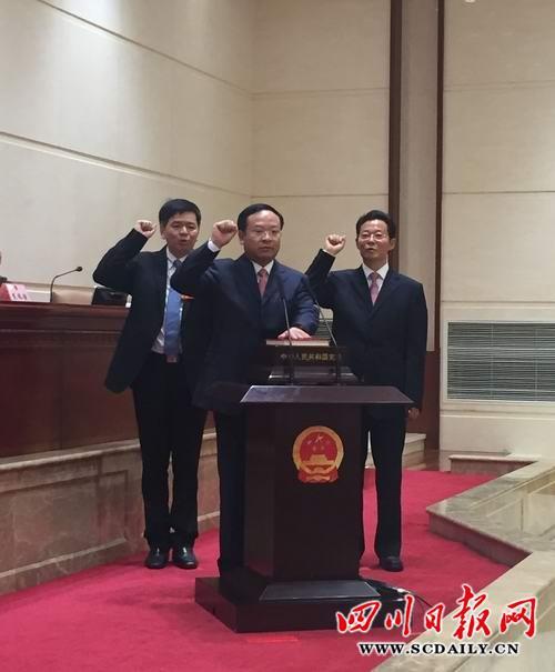 སི་ཁྲོན་ཞིང་ཆེན་གྱི་གསར་དུ་བསྐོས་པའི་ཞིང་དཔོན་གཞོན་པས་འགན་བཞེས་དམ་བཅའ་བཞག