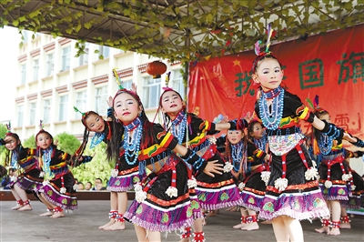 སྤྲོ་སྣང་ལྡན་པའི་བྱིས་པའི་ལོ་ཟླ།