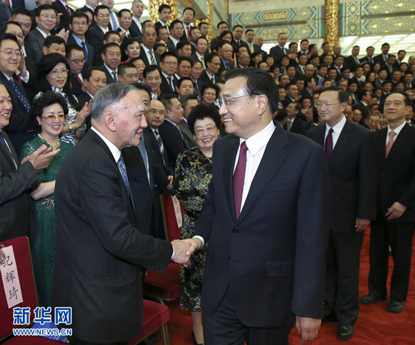 ལི་ཁེ་ཆང་གིས་སྐབས་བརྒྱད་པའི་འཛམ་གླིང་ཕྱི་སྡོད་རང་མི་དང་ཀྲུང་གོ་བའི་ཚོགས་པའི་མཛའ་འབྲེལ་ཚོགས་ཆེན་དུ་ཞུགས་པའི་འཐུས་མི་ཡོངས་ལ་མཇལ་འཕྲད་གནང་།