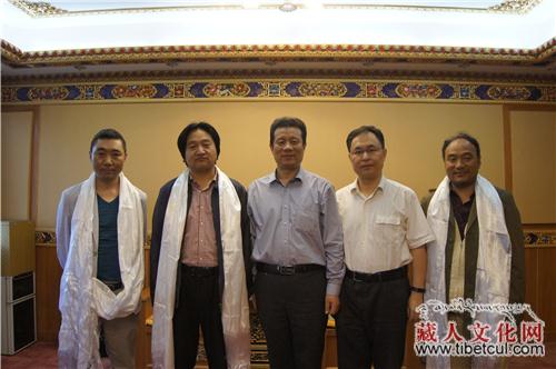 བོད་ལྗོངས་མི་རིགས་སློབ་ཆེན་གྱིས་ཁམས་པའི་རྩོམ་པ་པོ་སློབ་རར་བསྐྱོད་པ་དང་མུ་འབྲེལ་གྱི་རིག་གཞུང་བྱེད་སྒོ་སྤེལ།