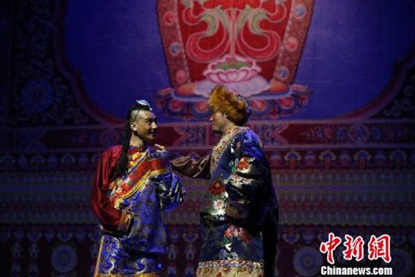 ལྷོ་ནུབ་མི་རིགས་སློབ་ཆེན་གྱི་གཏམ་བརྗོད་ཟློས་གར་《རྡུལ་འཚུབ་དྭངས་སོང་།》ཞེས་པ་འཁྲབ་སྟོན་བྱས་པ།