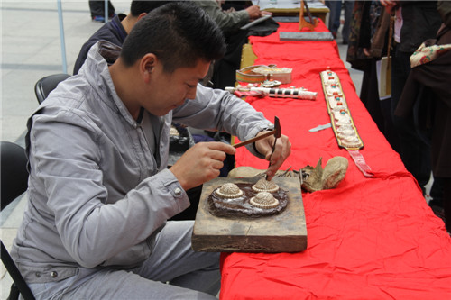 རྔ་བ་ཁུལ་གྱིས་འབར་ཁམས་གྲོང་ཁྱེར་ནས་གཟུགས་མེད་ཤུལ་བཞག་རིག་གནས་ཀྱི་རྣམ་གྲངས་འགྲེམ་སྟོན་བྱས།
