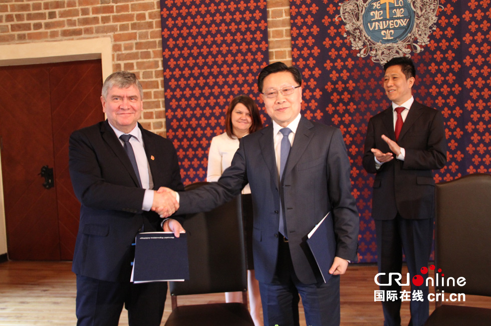 ཝང་ཏུང་མིང་གིས་ཕོ་ལན་ལོ་ཙུ་ཞིང་ཆེན་གྱི་ཞིང་དཔོན་སི་ཐན་ཕི་ཨིན་ལ་མཇལ་འཕྲད་གནང་།　