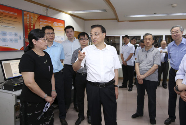 ལི་ཁེ་ཆང་གིས་ཀྲུང་གོ་འཛུགས་སྐྲུན་དངུལ་ཁང་ལ་རྟོག་ཞིབ་གནང་བར་མ་ཟད་བཞུགས་མོལ་ཚོགས་འདུར་གཙོ་སྐྱོང་གནང་།