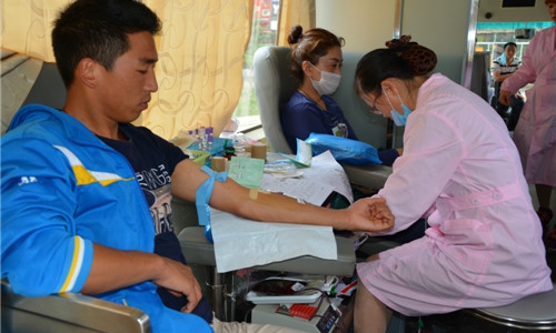 རྔ་བ་རྫོང་གི་མང་ཚོགས་ལས་བྱེད་པ་རྣམས་ཁྲག་སྦྱིན་བྱ་འགུལ་ལ་ཞུགས།