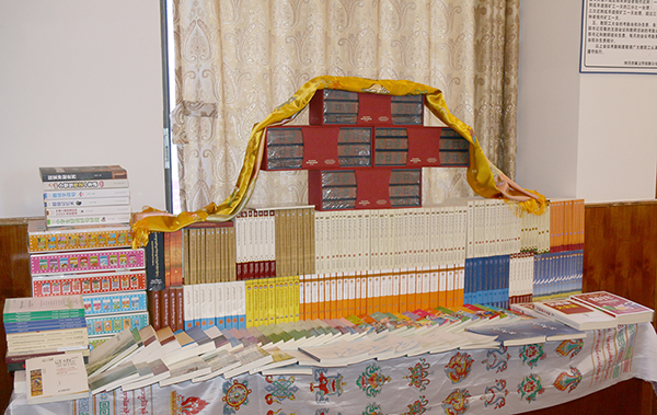 བོད་ཁུལ་དམངས་ཁྲོད་ཀྱི་རྩ་ཆེན་དཔེ་རྙིང་ཕྱོགས་བསྒྲིགས་དེབ​་གསར་འགྲེམ་སྤེལ་ཚོགས་འདུ་དང་དཔེ་ཆེ་འབུལ་བའི་མཛད་སྒོ་དར་མདོ་ནས་སྤེལ།