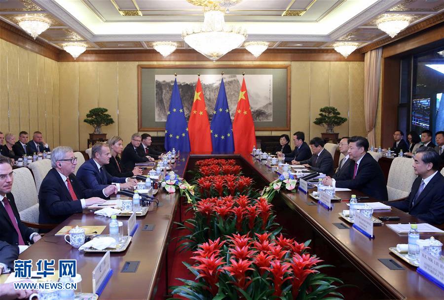 ཞི་ཅིན་ཕིང་གིས་ཡོ་རོབ་གླིང་གི་ལས་འཛིན་ལྷན་ཚོགས་ཀྱི་ཀྲུའུ་ཞི་ཐོ་སི་ཁི་དང་ཡོ་རོབ་མནའ་འབྲེལ་ཨུ་ཡོན་ལྷན་ཁང་གི་ཀྲུའུ་ཞི་རོན་ཁི་ལ་མཇལ་འཕྲད་གནང་།