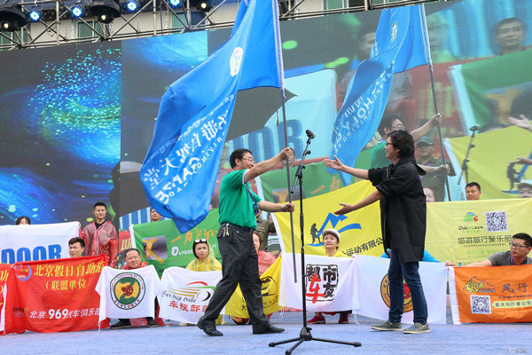 སི་ཁྲོན་དཀར་མཛེས་ཀྱི་ཡུལ་སྐོར་དུས་ཆེན་གྱི་མཛད་སྒོ་དུང་དཀར་ལུང་པར་སྤེལ།