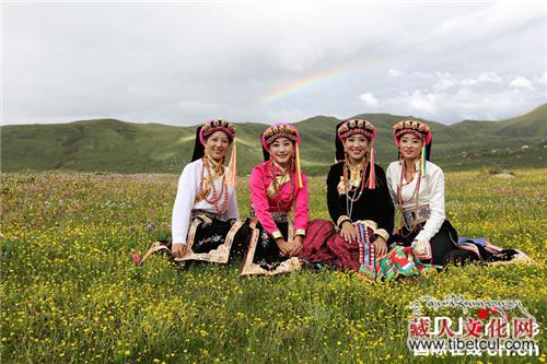 རྒྱལ་ཁབ་རིམ་པའི་མངོན་མེད་ཤུལ་བཞག་རིག་གནས་ཏེ་བོད་ཀྱི་སྲོལ་རྒྱུན་རྒྱན་གོས་འགྲེམ་ཚོགས་སུ་རོང་བྲག་རྫོང་གིས་གྲུབ་འབྲས་ལེགས་པོ་བླངས།