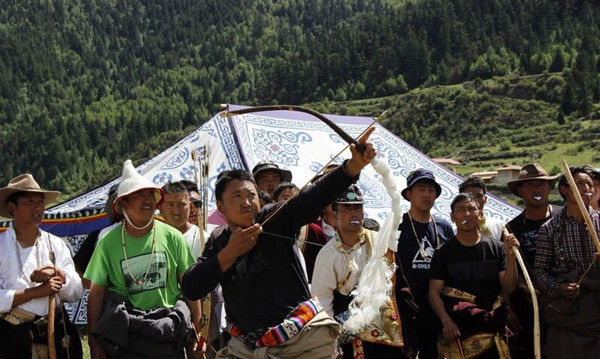མཛོད་དགེ་རྫོང་དུ་དུག་འཇོམས་དུས་ཆེན་དང་དམངས་སྲོལ་རིག་གནས་དུས་ཆེན་སྤེལ།