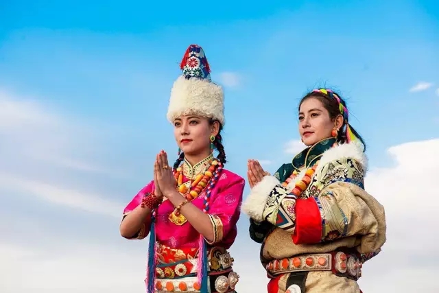 ཤམ་བྷ་ལ་གོ་ལ་ཧྲིལ་པོའི་པར་ལེན་མཛད་སྒོ་ཆེན་མོ་དང་རྒྱལ་སྤྱིའི་པར་ལེན་གླེང་སྟེགས་ཀན་སུའུ་གཙོས་གྲོང་ཁྱེར་དུ་འཚོགས།