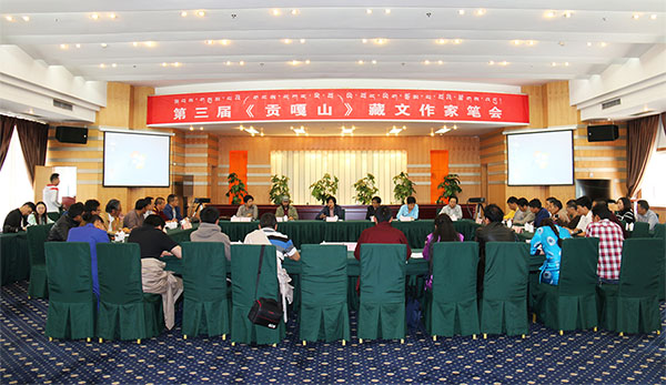 སྐབས་གསུམ་པའི་གངས་དཀར་རི་བོའི་བོད་ཡིག་རྩོམ་པ་པོའི་སྨྱུག་ཚོགས་འགོ་བརྩམས།
