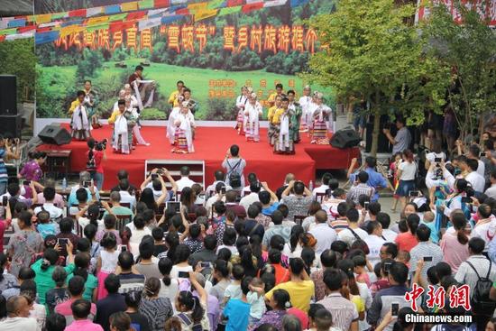 སི་ཁྲོན་པའེ་ཁྲོན་བོད་སྡེ་ཡིས་བོད་ཀྱི་སྲོལ་རྒྱུན་ཞོ་སྟོན་དུས་ཆེན་ལ་རོལ།