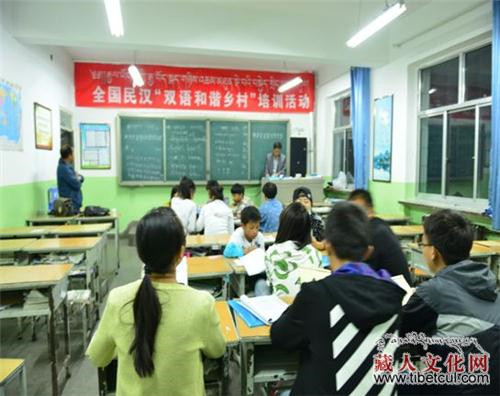 ཀན་སུའུ་ཞིང་ཆེན་དཔའ་རིས་རྫོང་གིས་སྐད་གཉིས་འཆམ་མཐུན་གྲོང་སྡེའི་ཟབ་སྦྱོང་སྤེལ་བ།