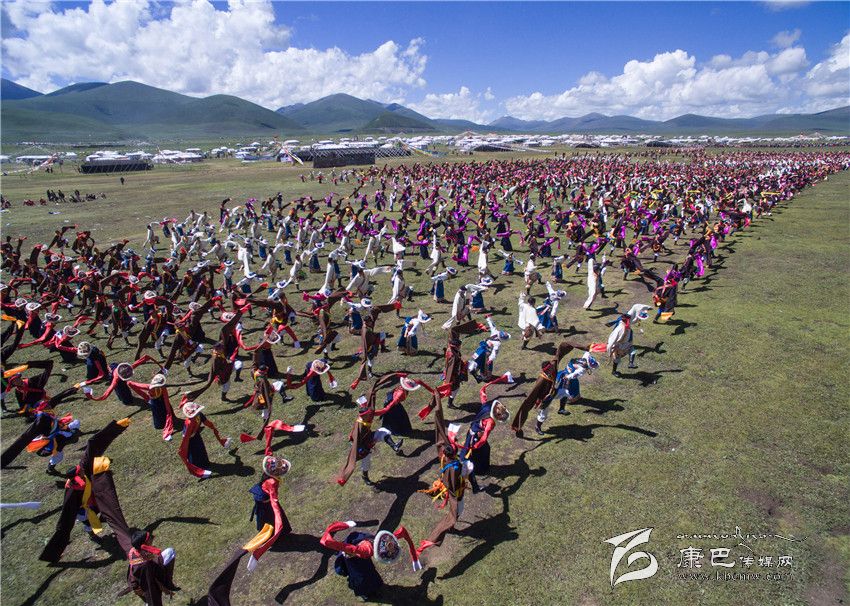 སྐབས་དགུ་པའི་ཁམས་པའི་སྒྱུ་རྩལ་དུས་ཆེན་“དྭངས་གཙང་གི་དཀར་མཛེས།  བཀྲ་ཤིས་པའི་ཉི་མའི་ཚོ་བ།”ཞེས་པའི་2016ལོའི་ཀྲུང་གོའི་སེར་ཤུལ་སྦྲ་གུར་དུས་ཆེན་གྱི་བྱེད་སྒོ་གཟབ་རྒྱས་ངང་སྤེལ་འགོ་ཚུགས།
