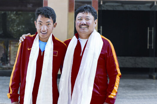 གྲངས་ཉུང་མི་རིགས་ཀྱི་ལུས་རྩལ་པ་32ལི་ཡོ་ཨོ་རྩལ་གྲན་ཚོགས་ལ་ཞུགས་པ།