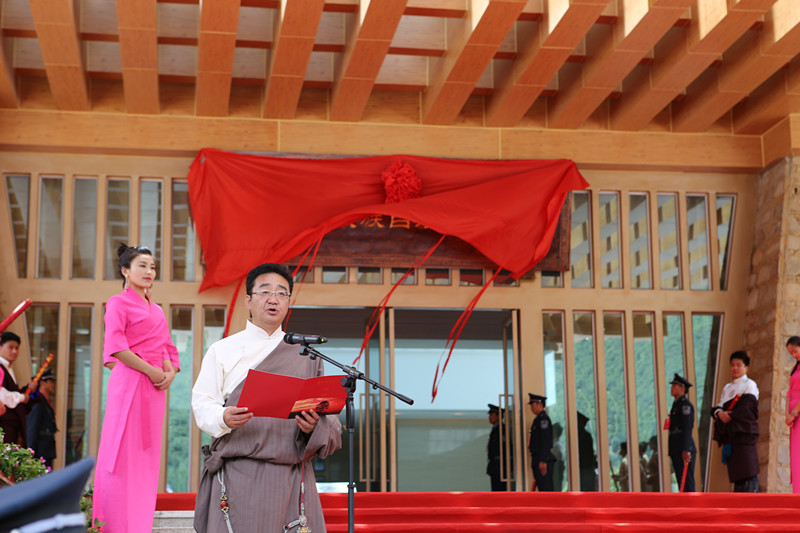 དཀར་མཛེས་ཁུལ་མི་རིགས་བཤམས་སྟོན་ཁང་གི་སྒོ་དངོས་སུ་ཕྱེ།