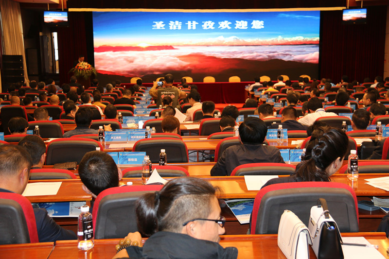 སྐད་གྲགས་ཆེ་པའི་ཁེ་ལས་པ་བརྒྱ་ལྷག་དཀར་མཛེས་སུ་ཚོང་གྱི་ལས་གོ་སྐབས་འཚོལ་སར་ཕེབས།