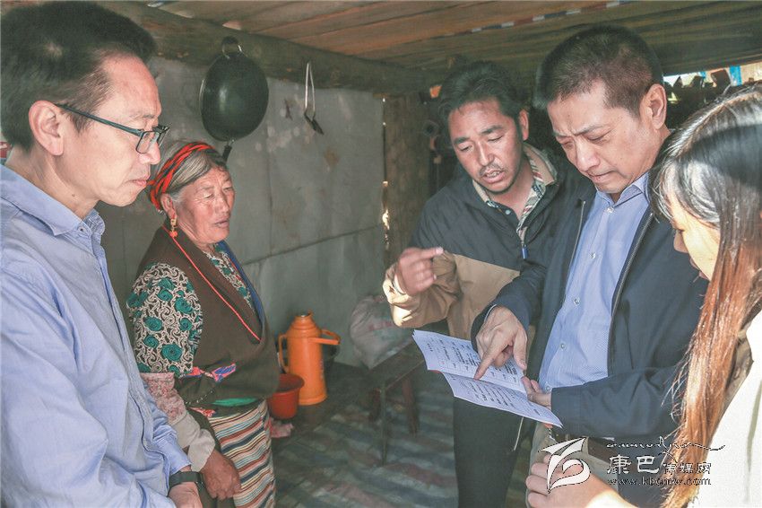 ལིའུ་ཁྲན་མིང་རྟའུ་རྫོང་ཏུ་དབུལ་བྲལ་འགག་སྒྲོལ་གྱི་ལས་ཀར་རྟོག་ཞིབ་ཏུ་ཕེབས།