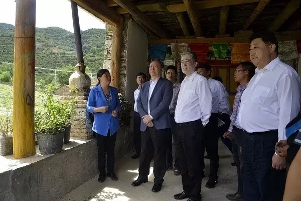 ཞིང་དཔོན་དབྱི་ལི་ཡིས་རྔ་བ་ཁུལ་འབར་ཁམས་གྲོང་ཁྱེར་དུ་དབུལ་གྲོལ་འགག་སྒྲོལ་བྱ་བར་དངོས་སྡོད་ཞིབ་འཇུག་དང་ལྟ་སྐུལ་མཛུབ་སྟོན་གནང་།
