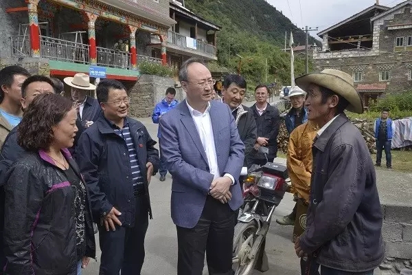 ཞིང་དཔོན་དབྱི་ལི་ཡིས་རྔ་བ་ཁུལ་འབར་ཁམས་གྲོང་ཁྱེར་དུ་དབུལ་གྲོལ་འགག་སྒྲོལ་ལས་ཀར་དངོས་སྡོད་ཞིབ་འཇུག་དང་ལྟ་སྐུལ་མཛུབ་སྟོན་གནང་།