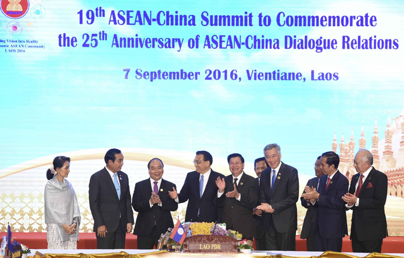 ལི་ཁེ་ཆང་ཀྲུང་གོ་དང་ཨེ་ཤ་ཡ་ཤར་ལྷོའི་མནའ་འབྲེལ་གླེང་མོལ་གྱི་འབྲེལ་བ་བཙུགས་ནས་ལོ་འཁོར་25ལོན་པའི་དྲན་གསོའི་མཛད་སྒོར་ཞུགས།
