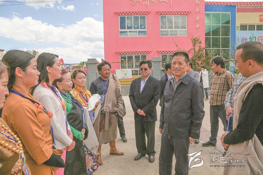 ལིའུ་ཁྲེན་མིང་རྟའུ་དང་བྲག་འགོའི་གཞི་རིམ་གྱི་དགེ་རྒན་འཐུས་མི་རྣམས་ལ་འཚམས་འདྲི་གནང་པར་ཕེབས།