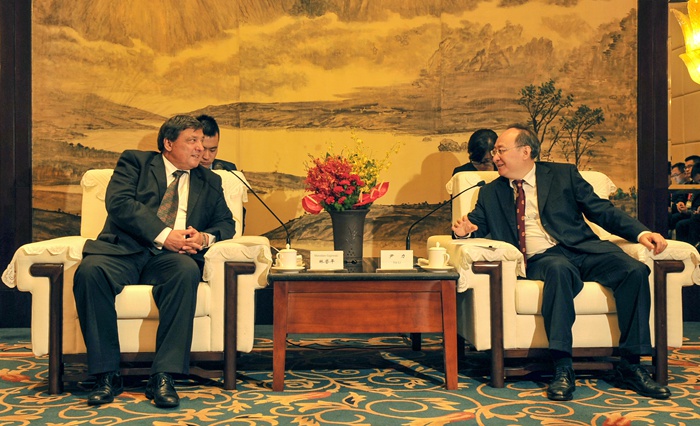 ཞིང་དཔོན་དབྱིན་ལི་ཡིས་ཕོ་ལན་གྱི་ཀྲུང་གོ་རུ་བཅའ་སྡོད་བྱས་ཡོད་པའི་གཞུང་ཚབ་ཆེན་མོ་བ་ལིན་ཡུས་ཕིང་ལ་མཇལ་འཕྲད་གནང་།