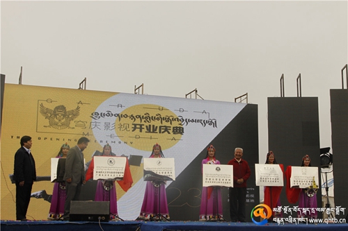 ཁྱུང་ཆེན་བརྙན་གླིང་གི་སྒོ་འབྱེད་མཛད་སྒོ་བསྡུས་པ།