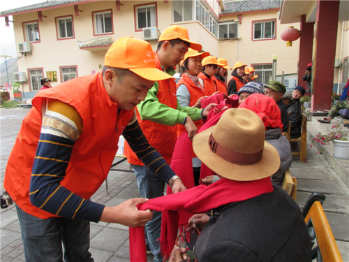 ཟུང་ཆུ་རྫོང་གིས་དུས་ཆེན་དང་བསྟུན་ནས་རྒན་གསོ་ཁང་ལ་འཚམས་འདྲི་བསྐྱལ།