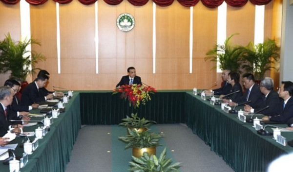 ལི་ཁེ་ཆང་གིས་ཨོ་མིན་དམིགས་བསལ་སྲིད་འཛིན་ཁུལ་གྱི་སྲིད་གཞུང་སྤྱི་ཁྱབ་པུའུ་རུ་གཟིགས་ཞིང་གནང་བར་མ་ཟད་དམིགས་བསལ་སྲིད་འཛིན་ཁུལ་གྱི་སྲིད་གཞུང་ལས་ཀའི་སྙན་ཞུ་ལ་གསན། 