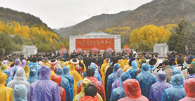 རང་རེའི་ཞིང་ཆེན་གྱིས་ཟུང་ཆུ་རྫོང་གི་དམར་དམག་རྗེས་དྲན་གྱི་རྡོ་རིང་ར་བར་མེ་ཏོག་འབུལ་བའི་བྱེད་སྒོ་སྤེལ།