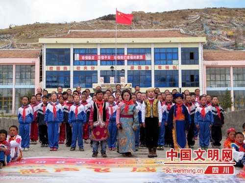  ཟུང་ཆུ་རྫོང་གིས་སྤྱོད་ཡོན་གཉིས་ལྡན་གྱི་ན་གཞོན་ལ་གཟེངས་བསྟོད་བྱས། 