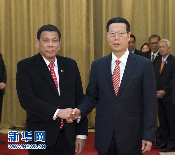 ཀྲང་ཀའོ་ལིས་ཧྥི་ལི་ཕིན་གྱི་ཙུང་ཐུང་དང་མཉམ་དུ་ཀྲུང་གོ་དང་ཧྥི་ལི་ཕིན་གཉིས་ཀྱི་དཔལ་འབྱོར་ཉོ་ཚོང་མཉམ་ལས་གླེང་སྟེགས་སུ་ཞུགས།