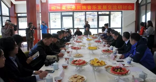 སི་ཁྲོན་བོད་ཆའང་དབྱིས་རིགས་ཀྱི་རོལ་དབྱངས་འཕེལ་རྒྱས་ཀྱི་བརྗེ་རེས་བགྲོ་གླེང་ཚོགས་འདུ་དར་མདོ་ནས་འཚོགས་པ། 