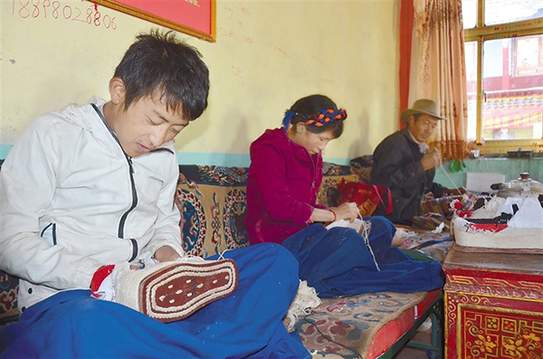 གཞིས་རྩེས་བཟོ་ལས་ཐོན་ལས་ཆེན་མོ་བདུན་ལ་བརྟེན་ནས་མང་ཚོགས་ཕྱུག་འགྱུར་ལམ་བུར་ཁྲིད།