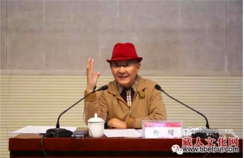 བོད་ཀྱི་རྩོམ་པ་པོ་བསྟན་འཛིན་ལགས་ཀྱིས་བོད་ལྗོངས་མི་རིགས་སློབ་གྲྭ་ཆེན་མོ་ནས་མཛེས་དཔྱོད་རིག་པ་དང་མིའི་རིག་པ་ཞེས་པའི་འཆད་ཁྲིད་གནང་། 