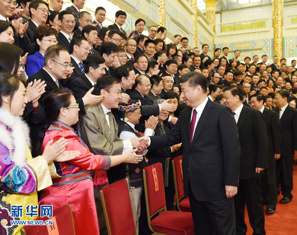 ཞི་ཅིན་ཕིང་གིས་ཀྲུང་གོའི་གསར་འགོད་པའི་མཐུན་ཚོགས་ཀྱི་ལས་འཛིན་ལྷན་ཚོགས་སྐབས་དགུ་པའི་འཐུས་མི་ཡོངས་དང་ཀྲུང་གོའི་གསར་འགྱུར་བྱ་དགའ་དང་ཁྲང་ཅང་ཐའོ་ཧྥེན་བྱ་དགའ་ཐོབ་མཁན་གྱི་འཐུས་མི་ལ་མཇལ་འཕྲད་གནང་། 