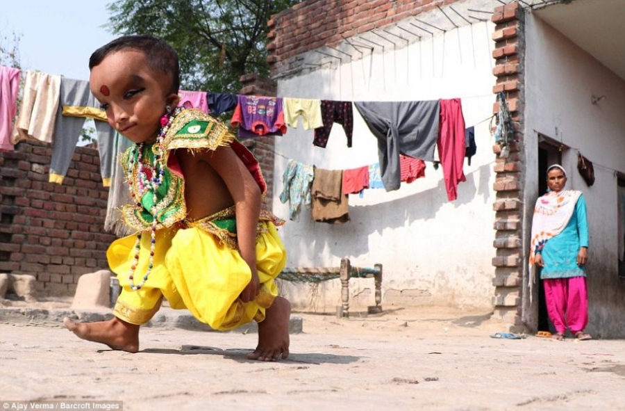 རྒྱ་གར་གྱི་ལོ་ན་དྲུག་ལ་སོན་པའི་བྱིས་པ་ཞིག་སྡེ་མིའི་དད་གུས་བྱེད་ཡུལ་དུ་གྱུར། 