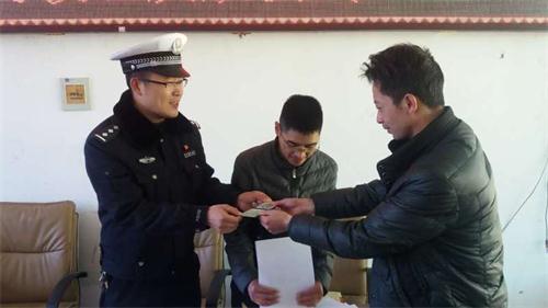 ལི་ཐང་རྫོང་གི་ཞིང་འབྲོག་མང་ཚོགས་རྣམས་ཀྱིས་རང་ཡུལ་དུ་རླངས་འཁོར་ཁ་ལོ་བའི་ལག་ཁྱེར་ལ་རྒྱུགས་སྤྲད་ཆོག་པ། 