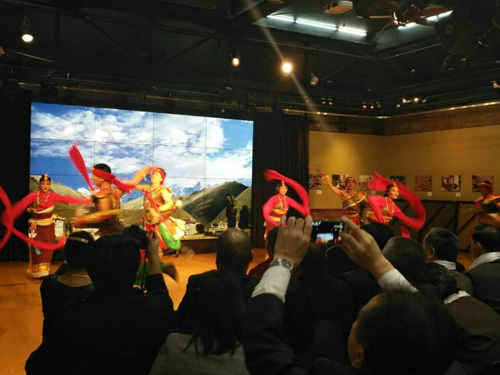 རྔ་བ་ཁུལ་གྱི་གླུ་གར་ཚོགས་པས་ཨ་རིའི་ཤིའུ་སི་ཏུན་དང་ཉིའུ་ཡོ་གྲོང་ཁྱེར་དུ་འཁྲབ་སྟོན་བྱས། 
