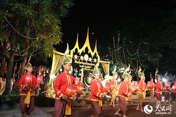 ཐེ་ལན་དིའི་ཡུལ་སྐོར་ཅུས་ཀྱིས་ཡུལ་སྐོར་བ་གདན་ཞུ་བྱས་ཏེ་སྲོལ་རྒྱུན་དུས་ཆེན་ལ་རོལ། 